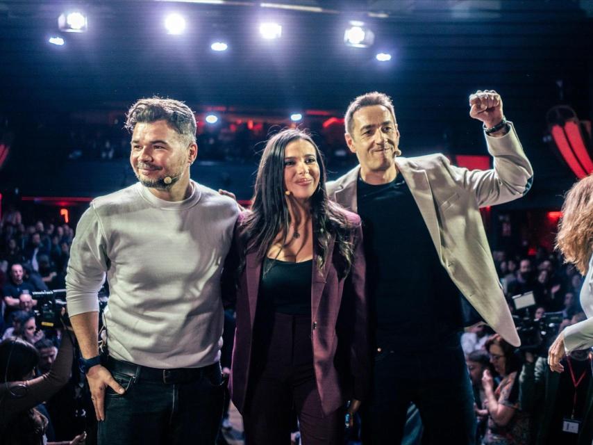 El portavoz de ERC en el Congreso, Gabriel Rufián; la periodista Sarah Santaolalla y el diputado de Más Madrid en la Asamblea, Emilio Delgado, durante un diálogo sobre el futuro de la izquierda alternativa, en la sala Galileo Galilei, este 18 de febrero de 2026, en Madrid (España).