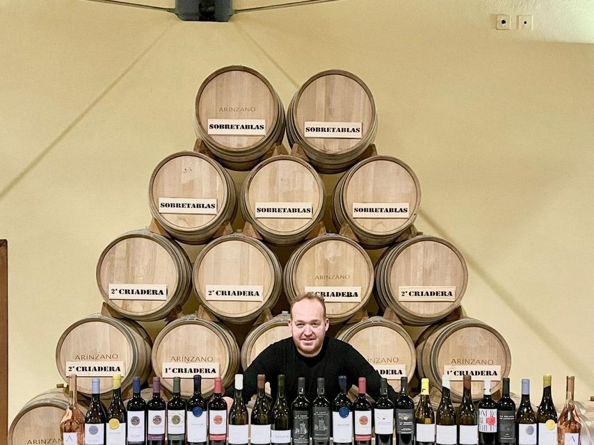 Imagen de José Manuel con diferentes vinos.