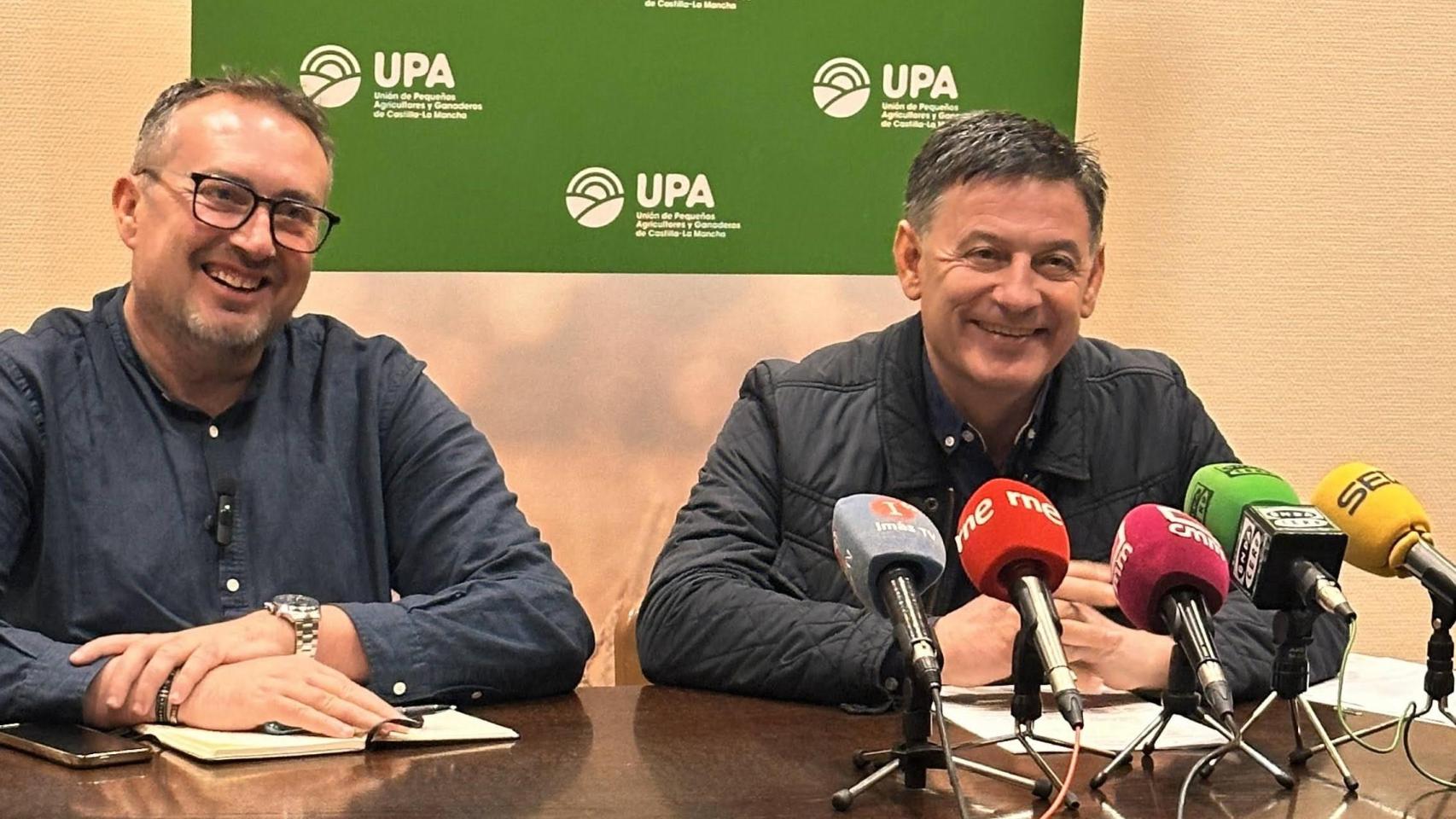 El secretario general de UPA Castilla-La Mancha, Julián Morcillo, y el secretario de Agricultura de UPA CLM, Alejandro García-Gasco, en rueda de prensa.