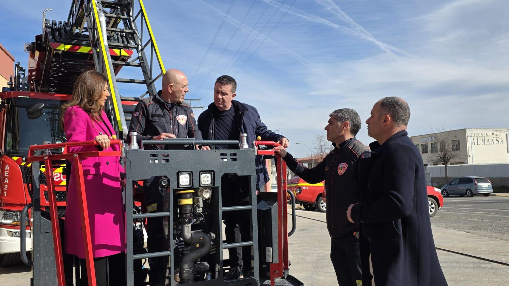 Presentación de los vehículos en el parque de bomberos de Almansa.