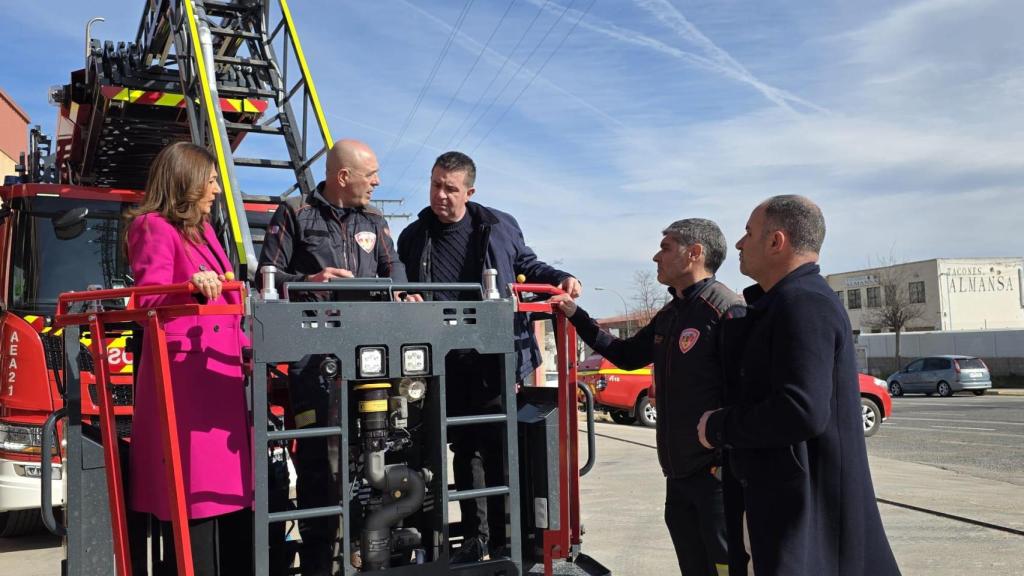 Presentación de los vehículos en el parque de bomberos de Almansa.