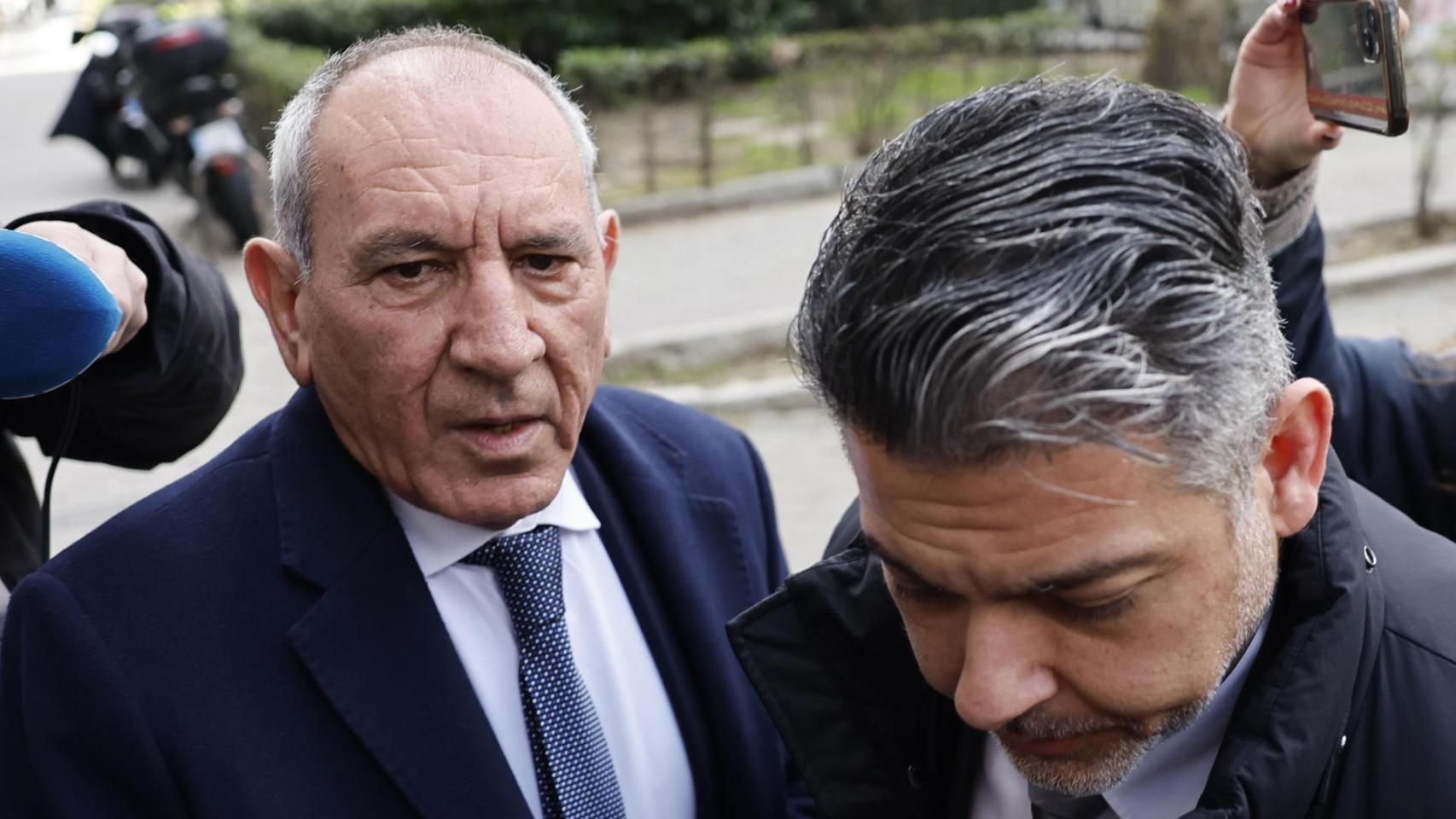 José Ángel González, exDAO de la Policía Nacional, este miércoles a las puertas de su domicilio.