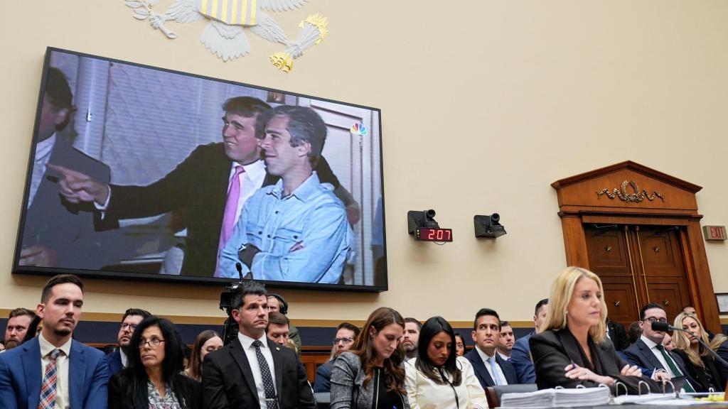 Un vídeo muestra a Donald Trump hablando con Jeffrey Epstein, mientras la fiscal general de Estados Unidos, Pam Bondi, comparecía el pasado 11 de febrero en la audiencia del Comité Judicial de la Cámara de Representantes.