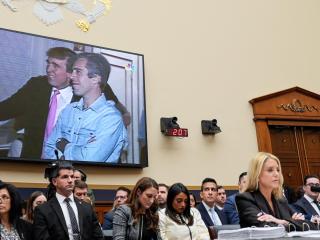 Un vídeo muestra a Donald Trump hablando con Jeffrey Epstein, mientras la fiscal general de Estados Unidos, Pam Bondi, comparecía el pasado 11 de febrero en la audiencia del Comité Judicial de la Cámara de Representantes.