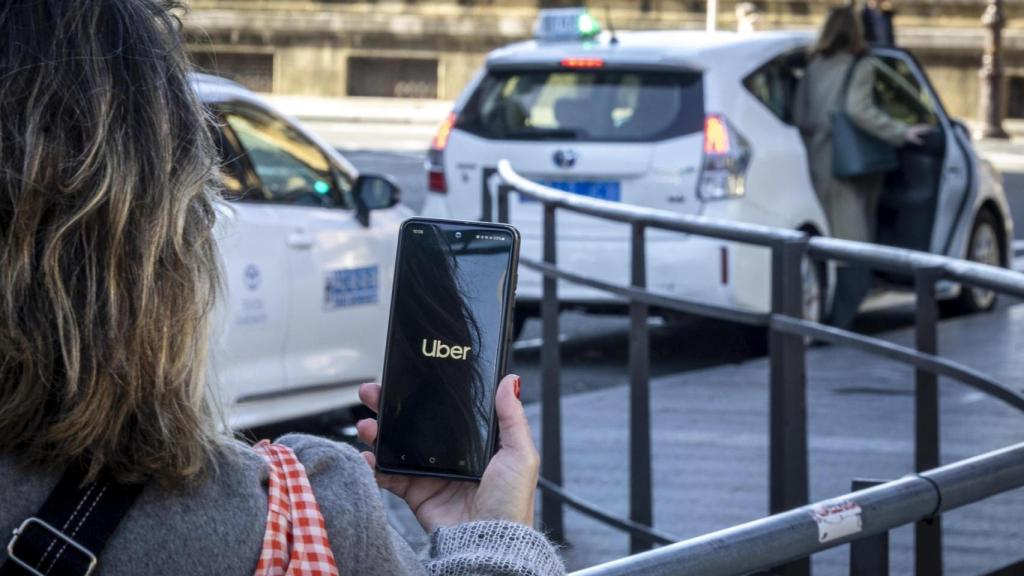 Una mujer utilizando la aplicación de Uber en San Sebastián, a 18 de febrero de 2026.