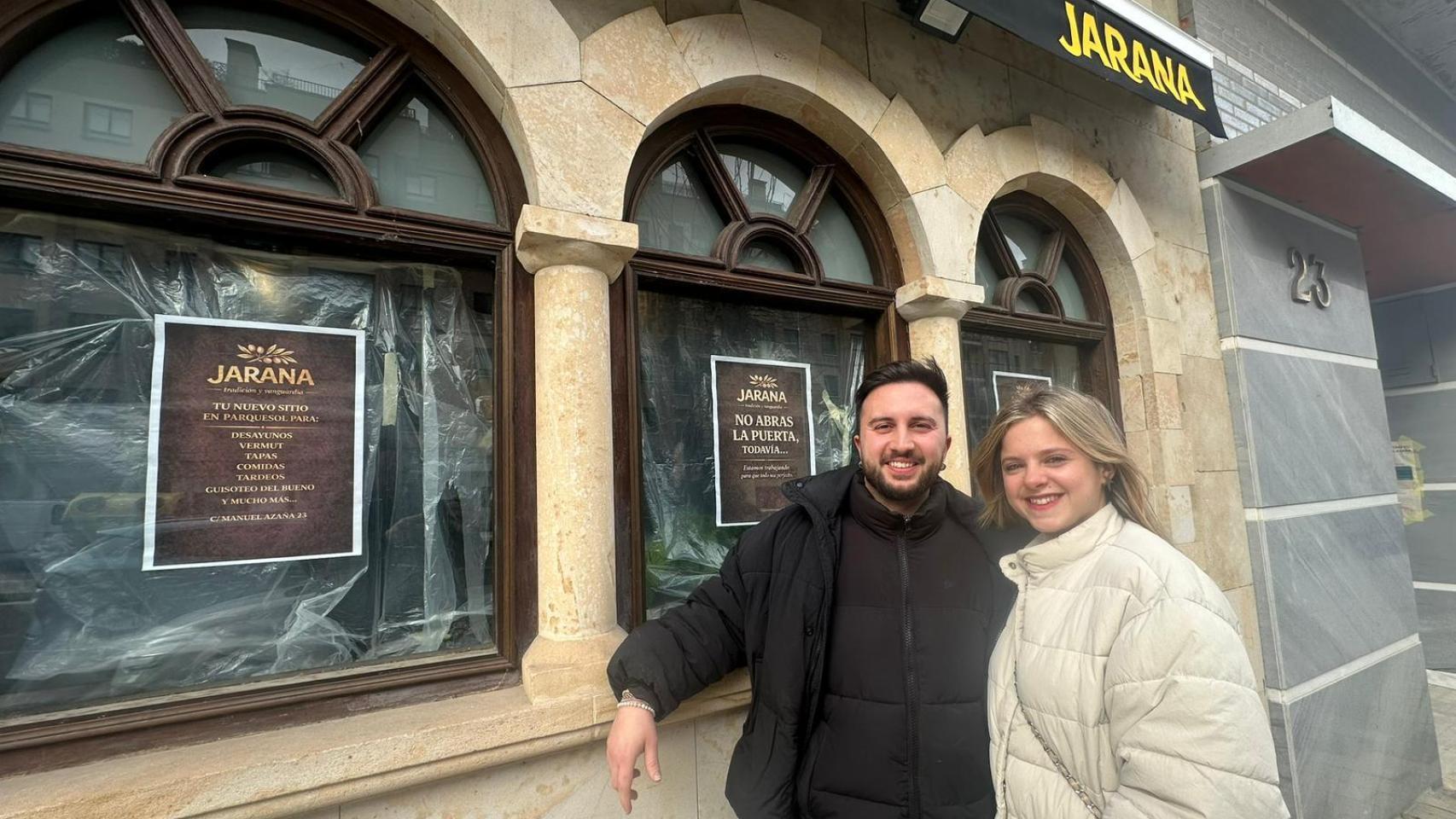 Carlos e Iris a las puertas de su nuevo restaurante Jarana, en el barrio vallisoletano de Parquesol