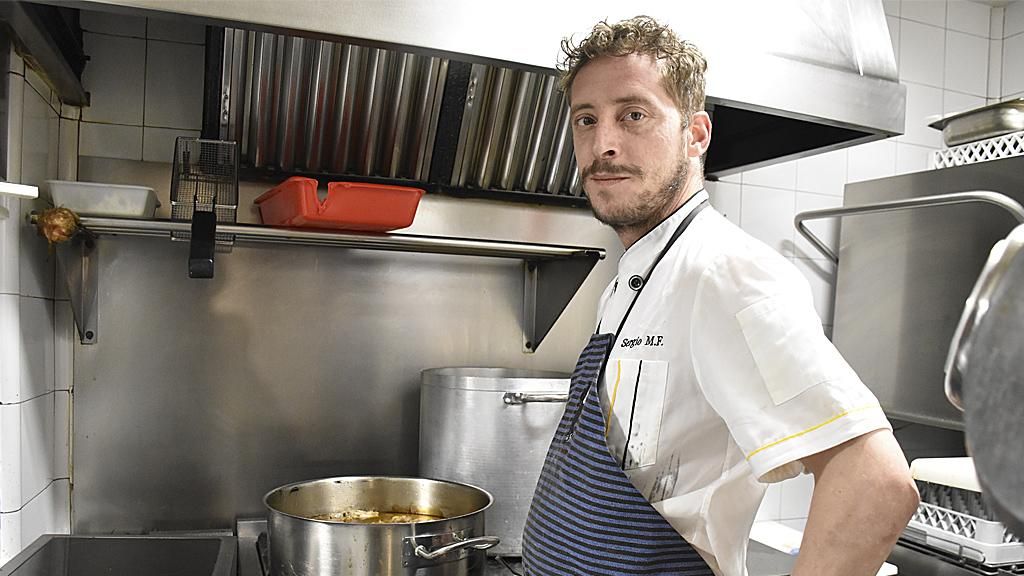 Sergio en cocina.