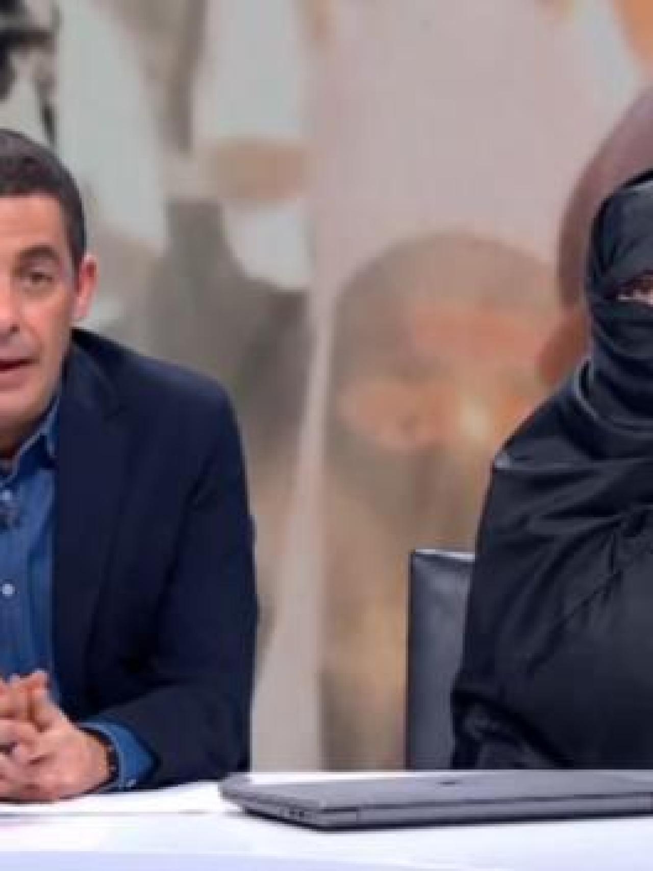 Naranjo junto a una periodista con el niqab.