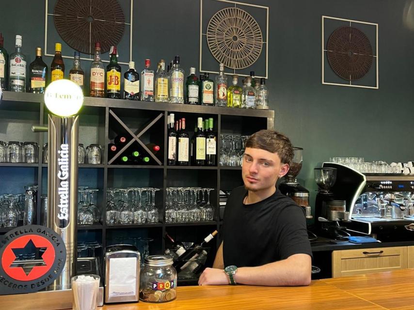 Joaquín en el bar de Rueda.