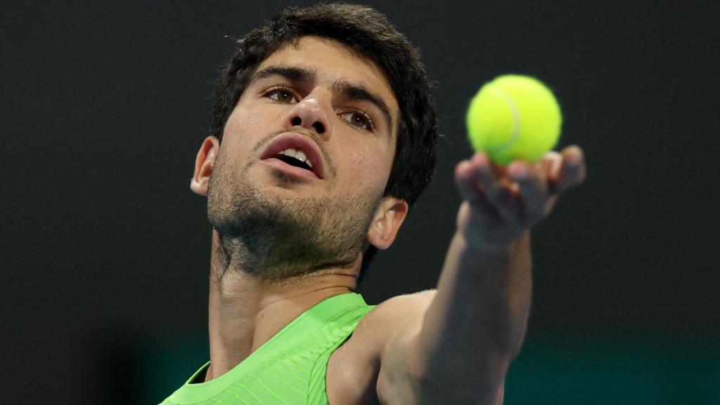 Alcaraz ejecuta un saque.