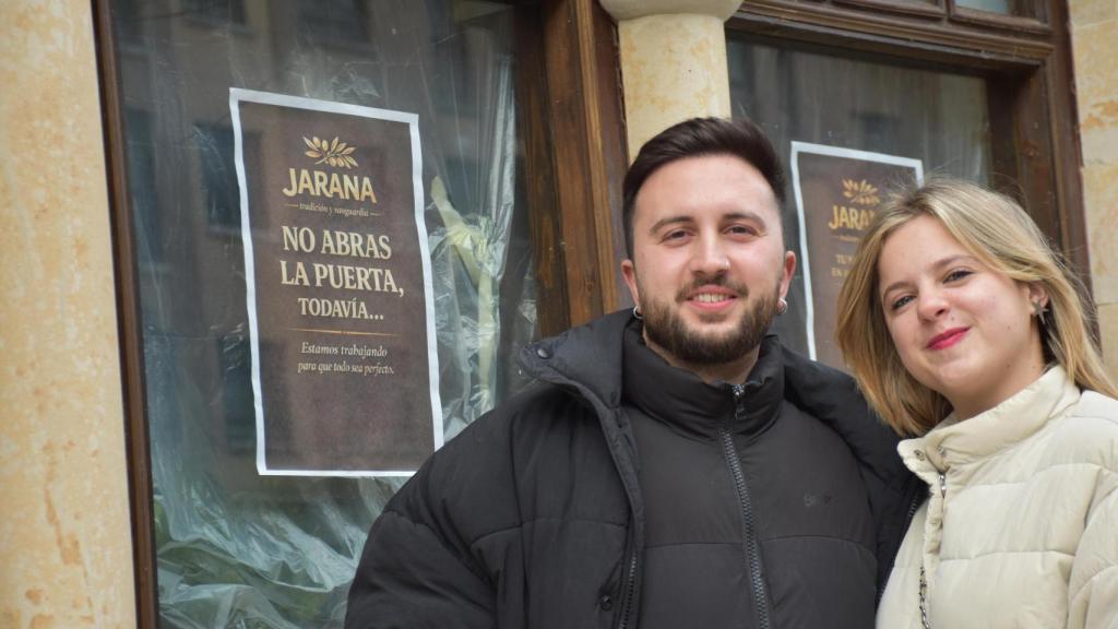 Carlos e Iris en la fachada de su nuevo bar-restaurante Jarana, en Parquesol