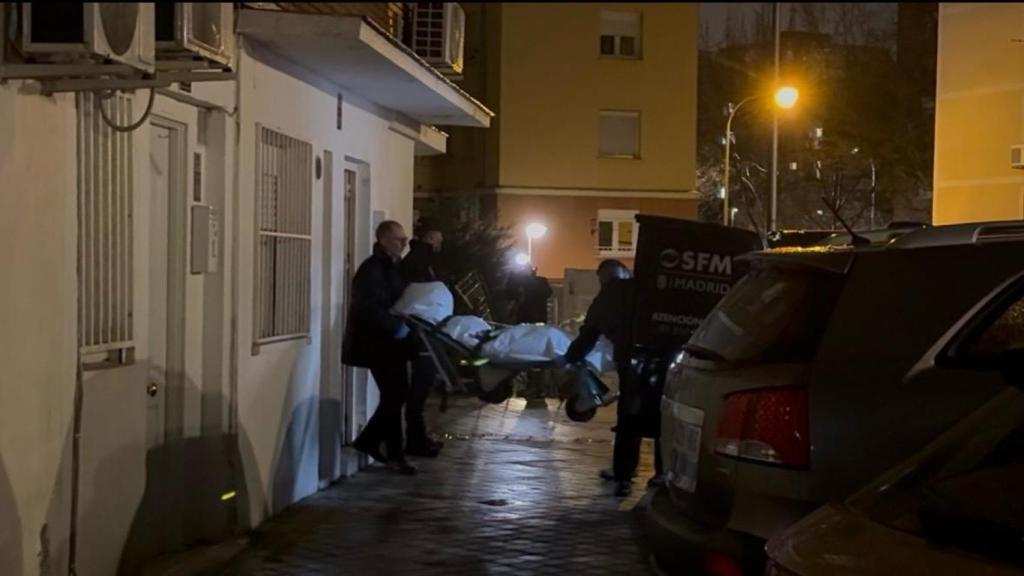 Los servicios funerarios sacando el cuerpo de Petronila.
