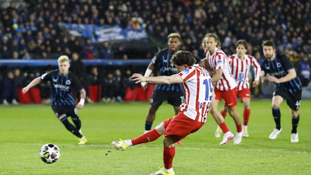 Julián Álvarez ejecuta el lanzamiento de penalti.
