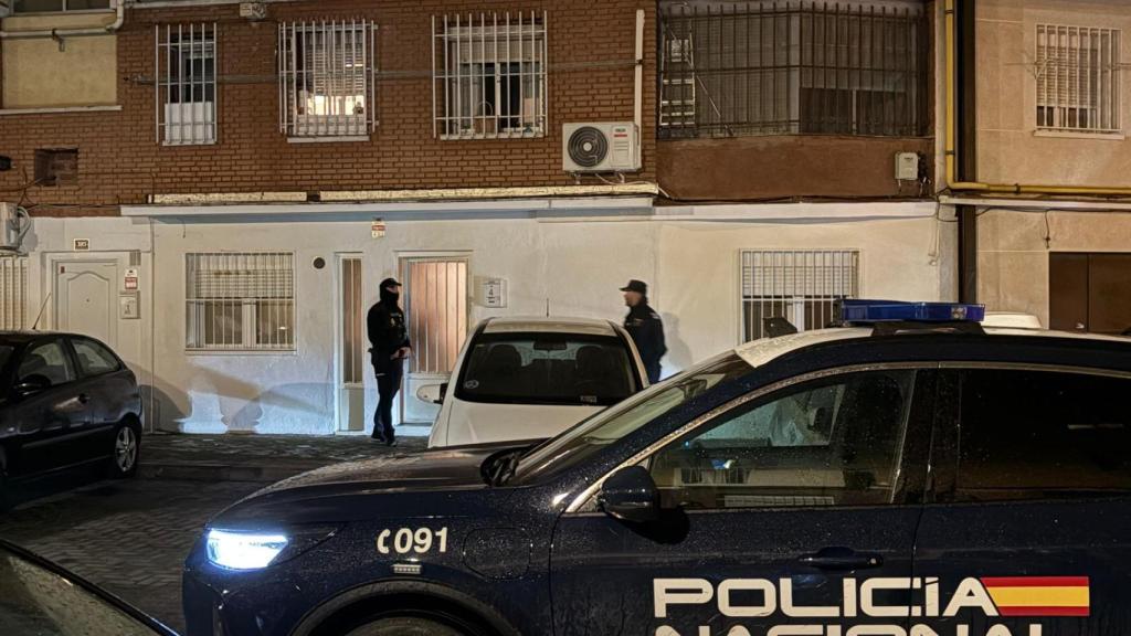 Agentes de la Policía Nacional en el portal donde se ha producido el crimen.