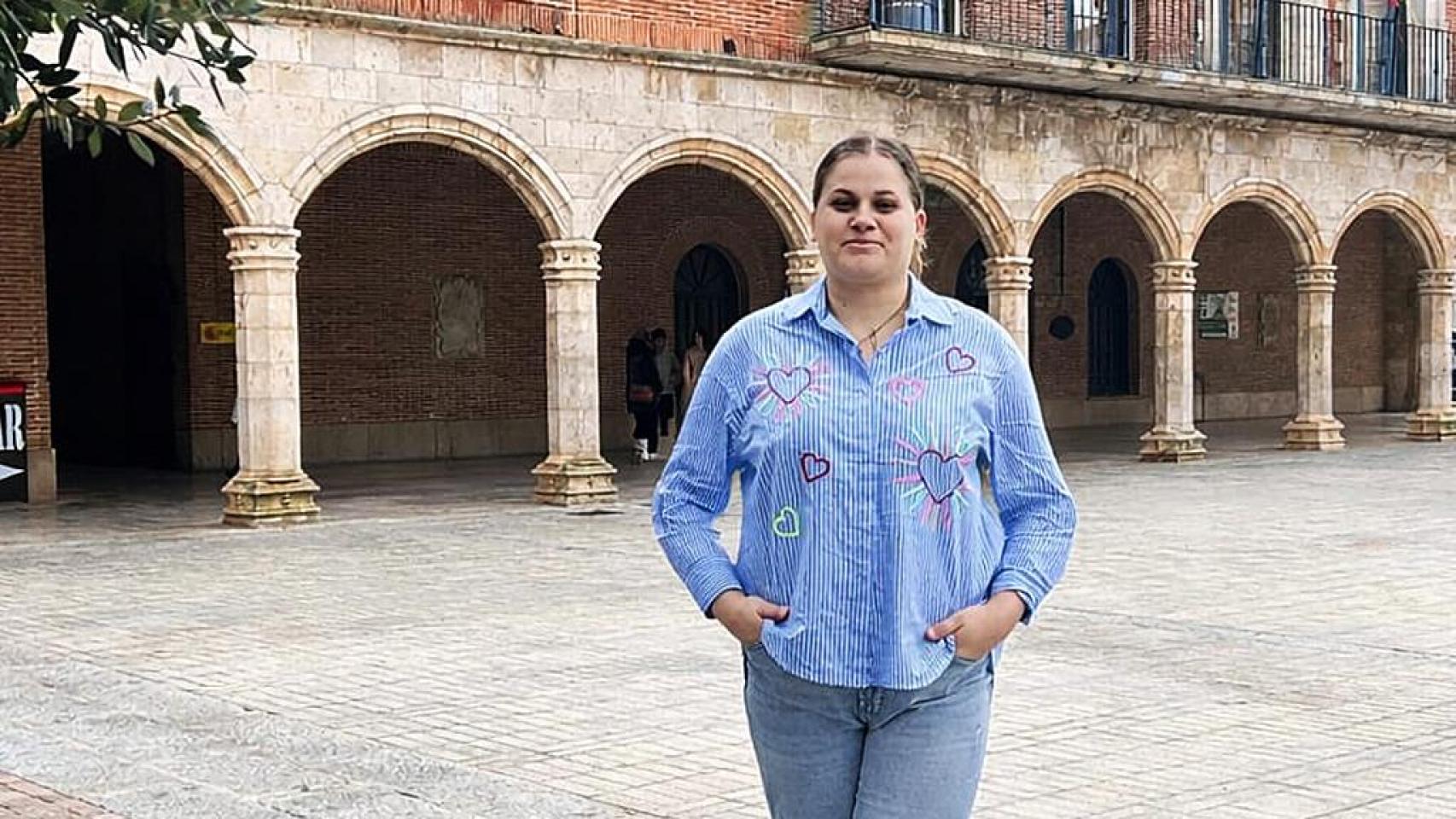 Imagen de Cristina en la Plaza Mayor de Medina de Rioseco.
