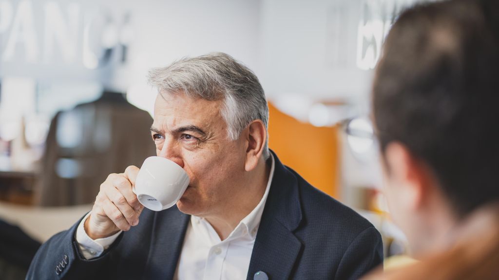 Javier de Andrés, líder del PP vasco, apura un café durante su entrevista con EL ESPAÑOL.