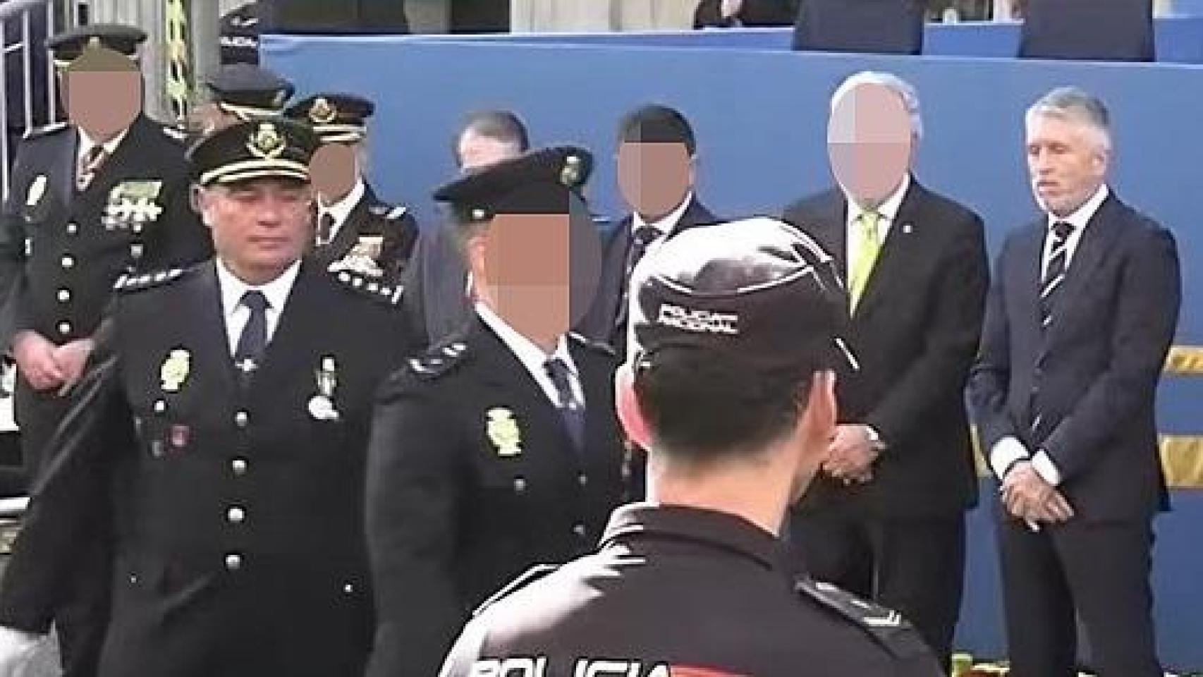 El comisario Óscar San Juan, condecorado con la medalla de plata al Mérito Policial por el ministro del Interior, Fernando Grande-Marlaska, el 12 de octubre de 2025.