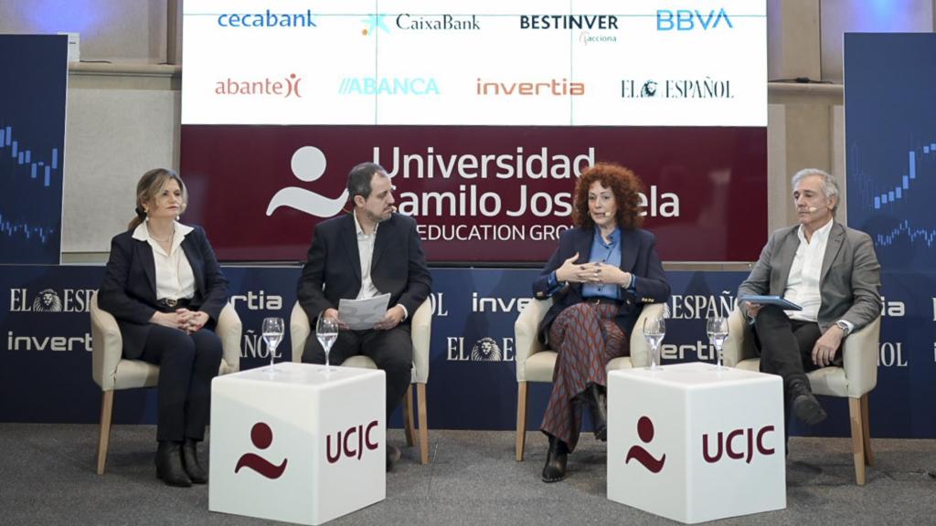 De izquierda a derecha:  Eva Ballesté, consejera y profesora del IE Business School; Ismael Marinero, periodista de El Español; Beatriz Arias, directora de Transformación Digital en DigitalES, la Asociación Española para la Digitalización; y Antonio Cimorra, director de Comisiones de Ametic, la Asociación que representa al sector de la industria digital en España.