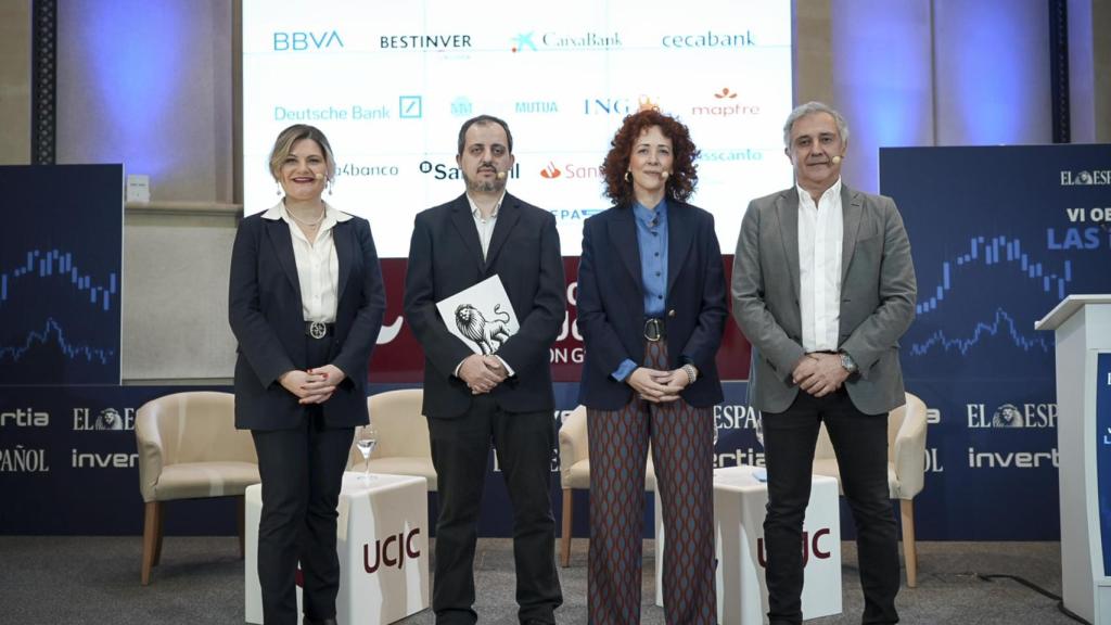 De izquierda a derecha:  Eva Ballesté, consejera y profesora del IE Business School; Ismael Marinero, periodista de El Español; Beatriz Arias, directora de Transformación Digital en DigitalES, la Asociación Española para la Digitalización; y Antonio Cimorra, director de Comisiones de Ametic, la Asociación que representa al sector de la industria digital en España.
