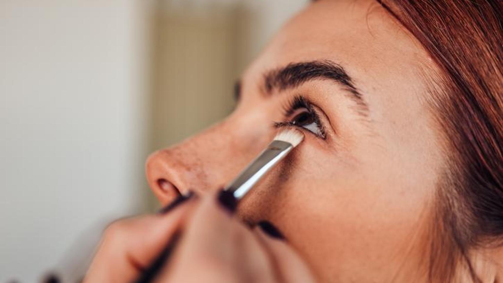 Mujer siendo maquillada.