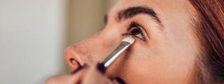 Mujer siendo maquillada.