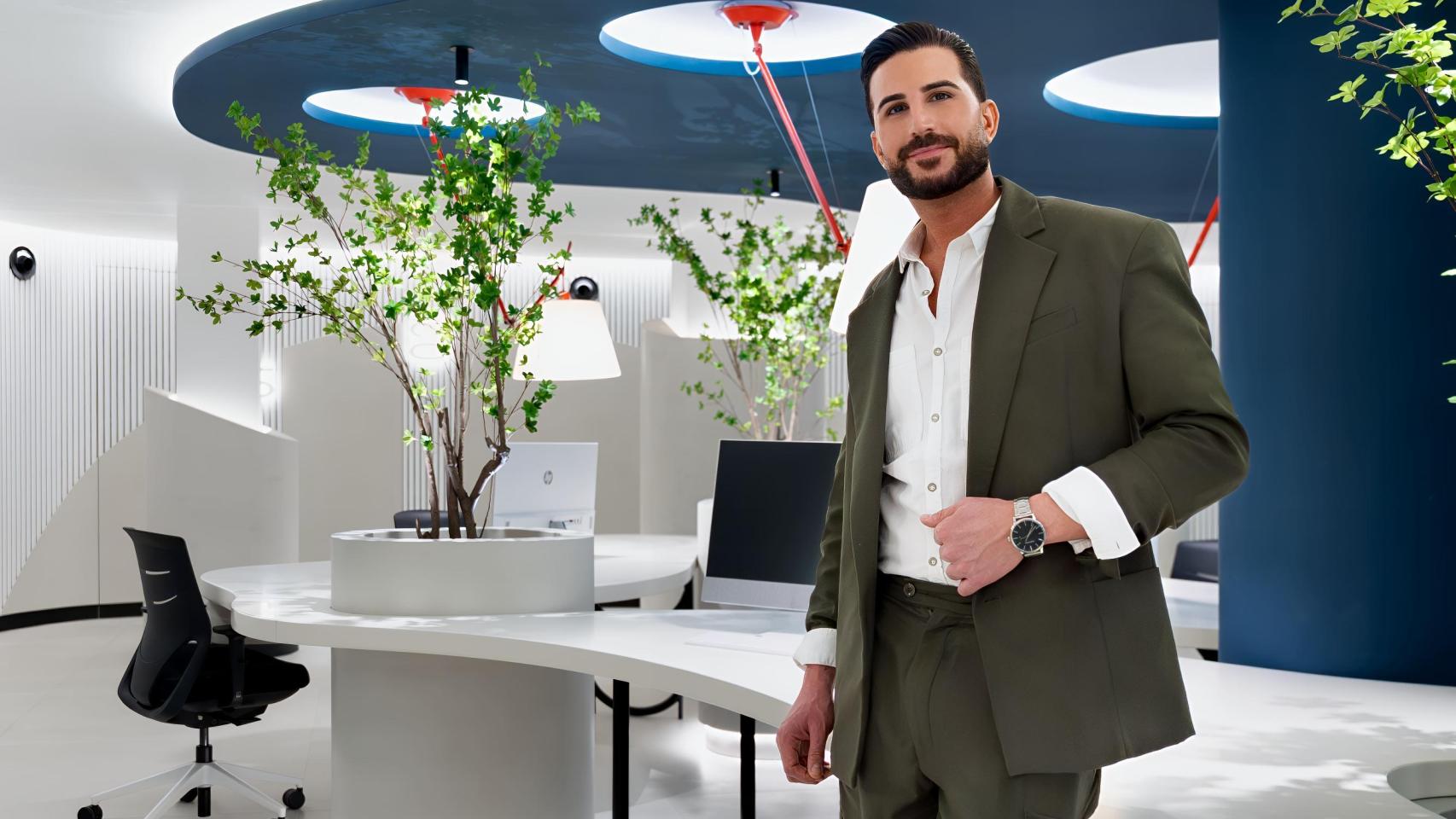 El arquitecto e interiorista.