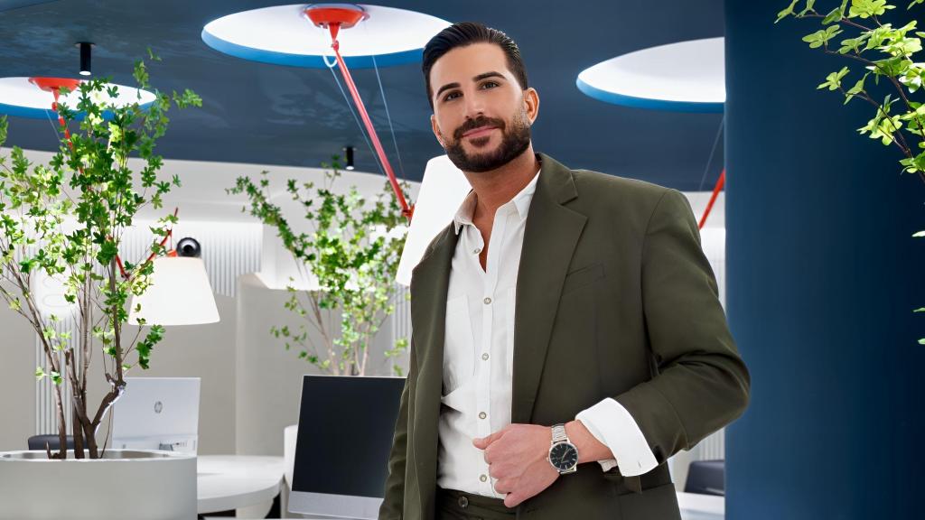 El arquitecto e interiorista.