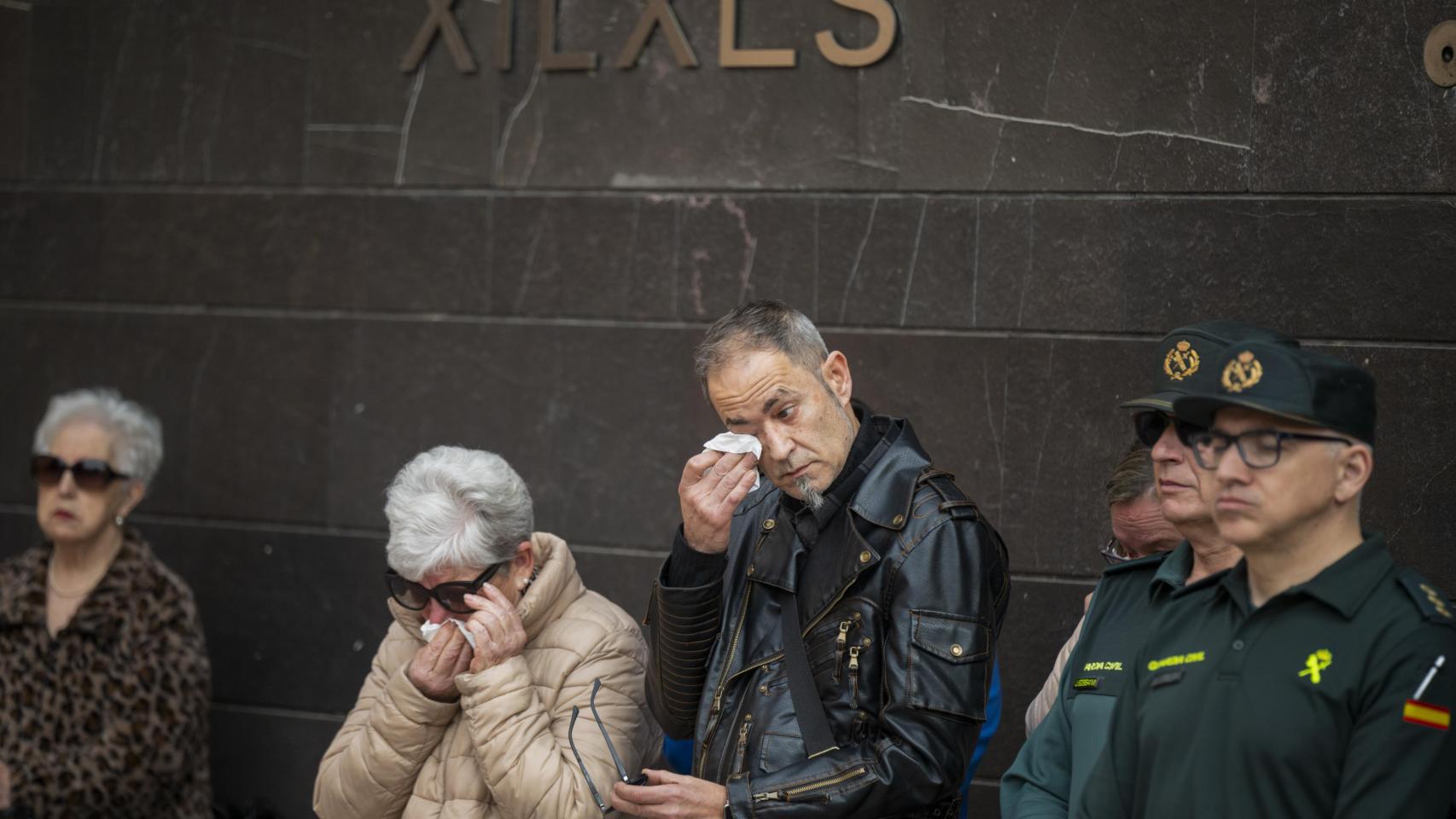Familiares de la mujer asesinada junto a su hija de 12 años en Xilxes, durante los cinco minutos de silencio en su memoria. Efe / Andreu Esteban
