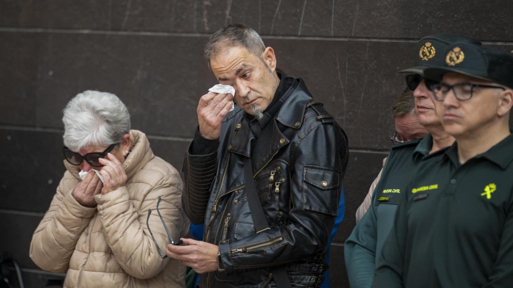 Familiares de la mujer asesinada junto a su hija de 12 años en Xilxes, durante los cinco minutos de silencio en su memoria. Efe / Andreu Esteban