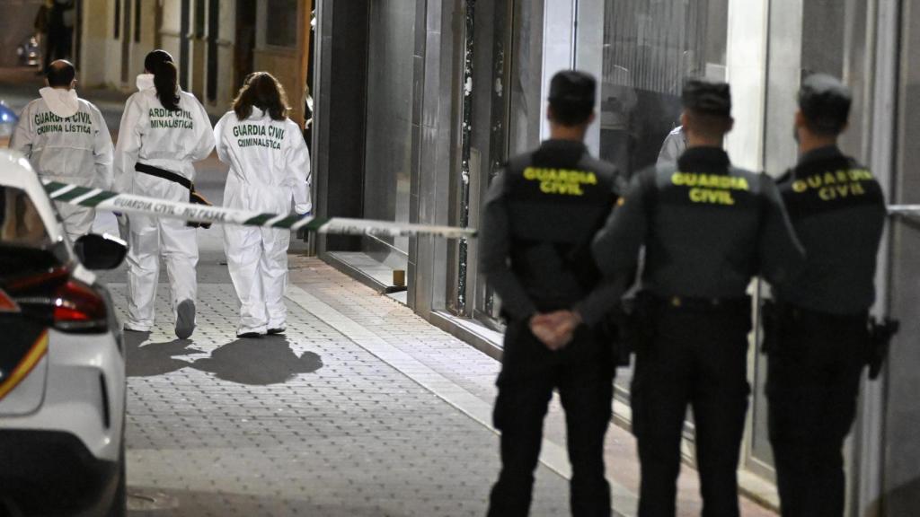 La Guardia Civil investiga la muerte violenta de una mujer y su hija en Xilxes (Castellón). Efe / Andreu Esteban