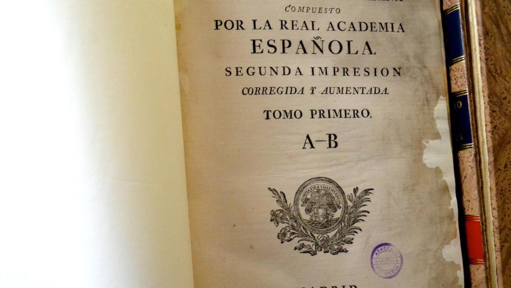 Primer tomo del 'Diccionario de autoridades' (1726) de la RAE. Foto: RAE