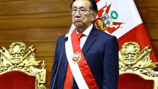 José María Balcázar jurando como nuevo presidente de Perú.
