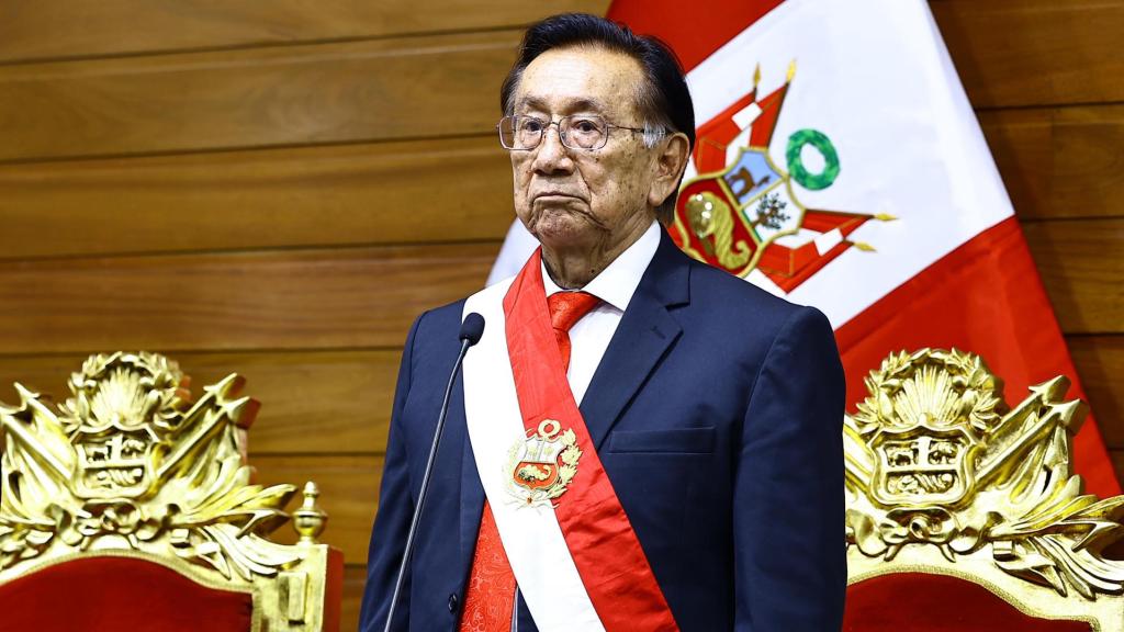 José María Balcázar jurando como nuevo presidente de Perú.
