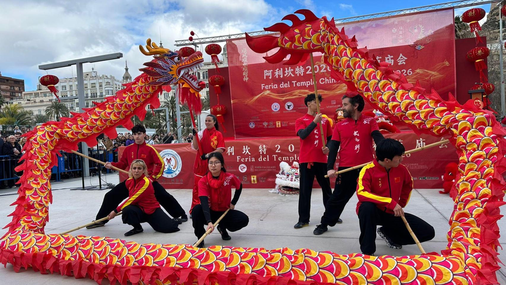 Un espectáculo durante la segunda edición de la Feria del Templo Chino celebrada en Alicante.