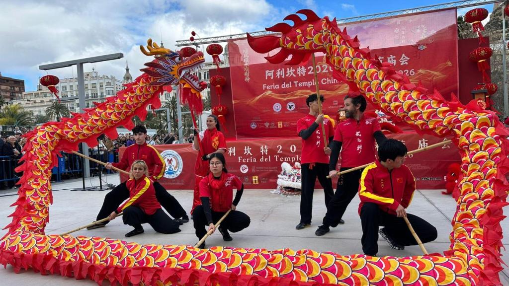 Un espectáculo durante la segunda edición de la Feria del Templo Chino celebrada en Alicante.