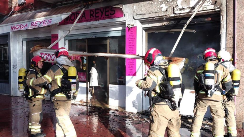 Los bomberos durante la intervención en la tienda de Las Delicias