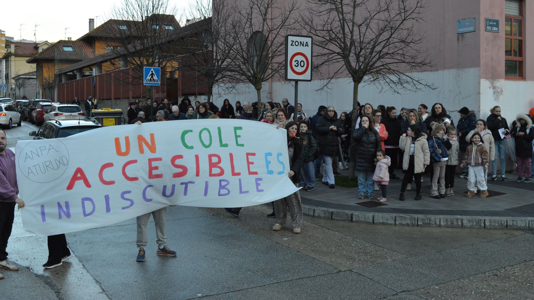 La comunidad educativa del Rosalía de Castro, en A Coruña, protesta ...