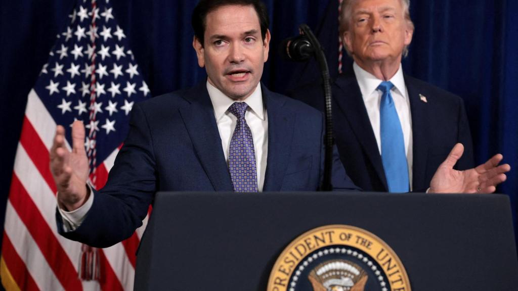 El secretario de Estado de EEUU, Marco Rubio, habla mientras el presidente de EEUU, Donald Trump, está detrás de él durante una conferencia de prensa.
