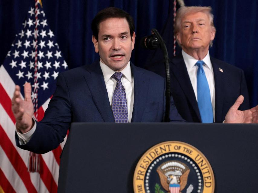 El secretario de Estado de EEUU, Marco Rubio, y el presidente de EEUU, Donald Trump, a su espalda.