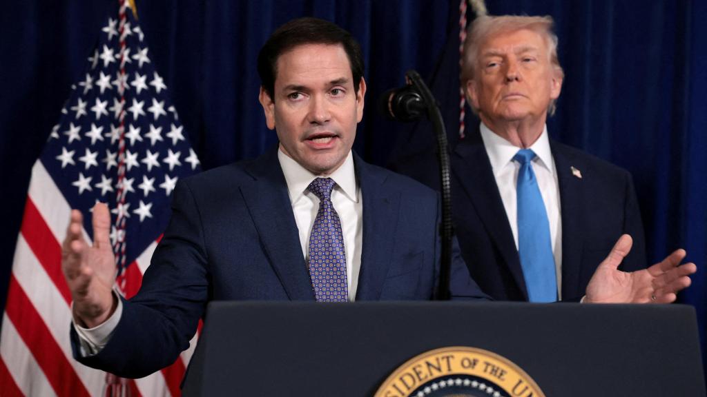 El secretario de Estado de EEUU, Marco Rubio, habla mientras el presidente de EEUU, Donald Trump, está detrás de él durante una conferencia de prensa.