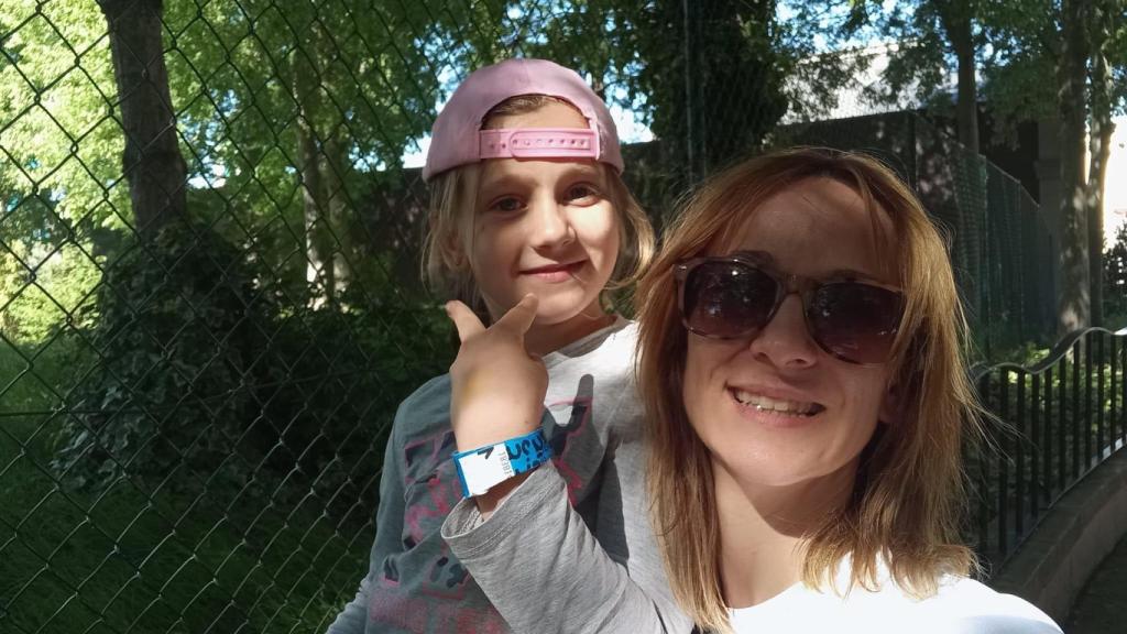 Nora junto a su madre en el parque
