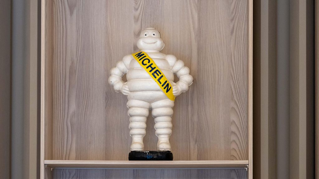 Una miniatura del muñeco de Michelin preside una de las estanterías del restaurante, que da servicio en 12 mesas.