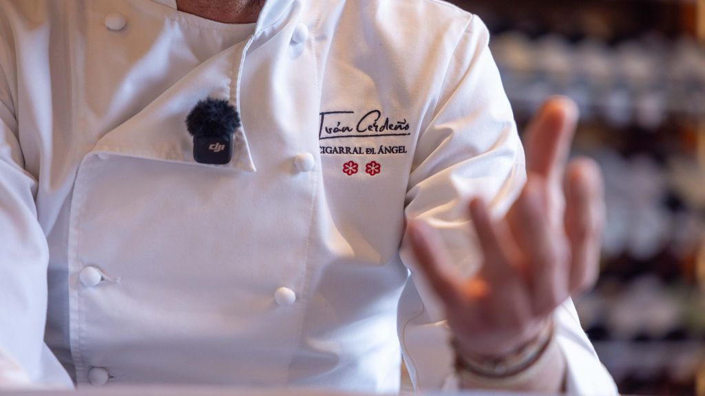 La solapa de la chaquetilla del chef muestra sus dos estrellas.