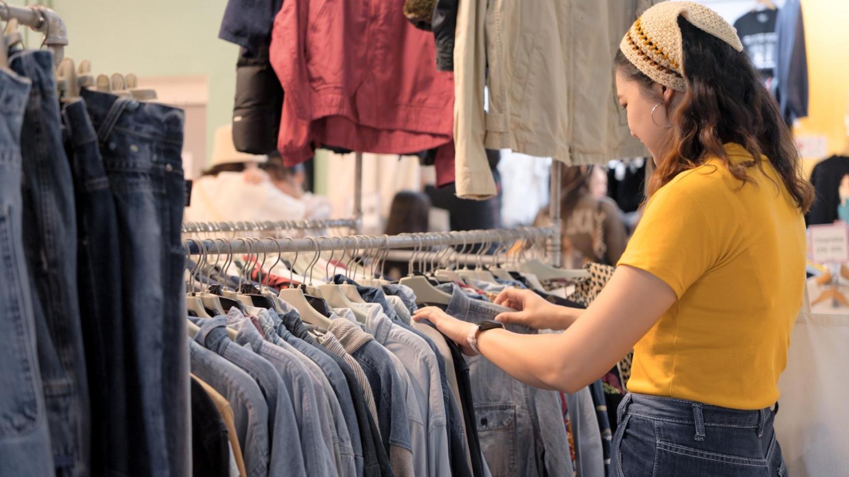 Una joven en un mercadillo vintage