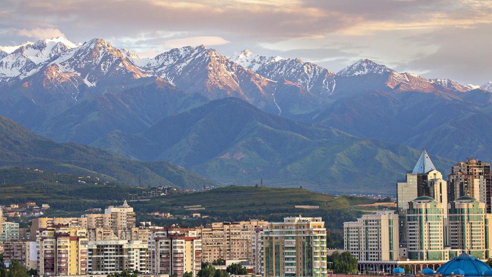 Imagen de Almaty con las 'Montañas Celestes' al fondo.
