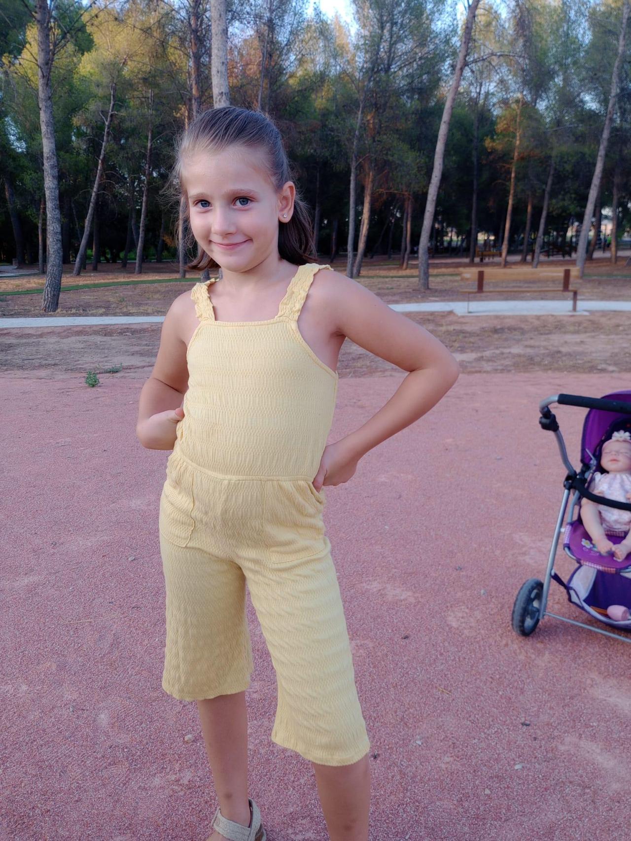 Nora posando feliz en el parque
