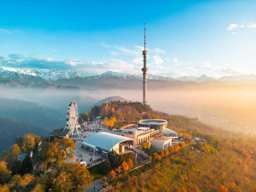 Subimos en teleférico al parque de atracciones que está en la montaña de Almaty.