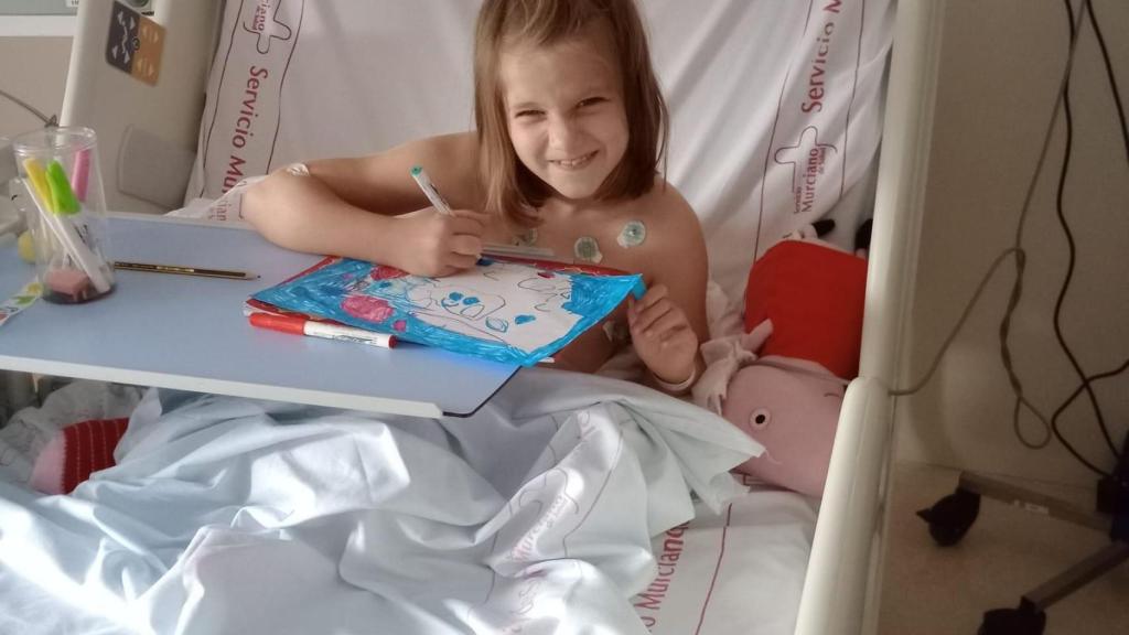 Nora sentada en una camilla del hospital de La Arrixaca