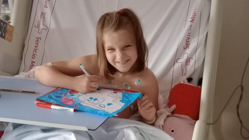 Nora sentada en una camilla del hospital de La Arrixaca