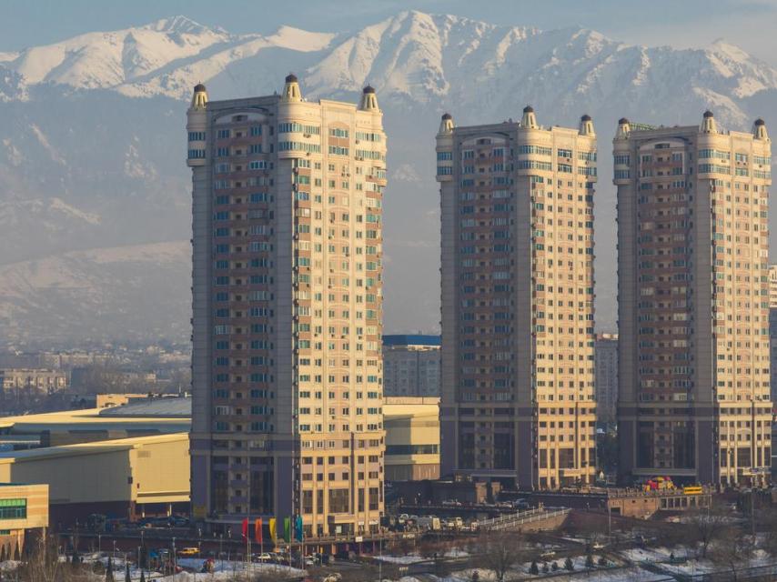Edificios de estilo soviético de Almaty, la antigua capital kazaja.